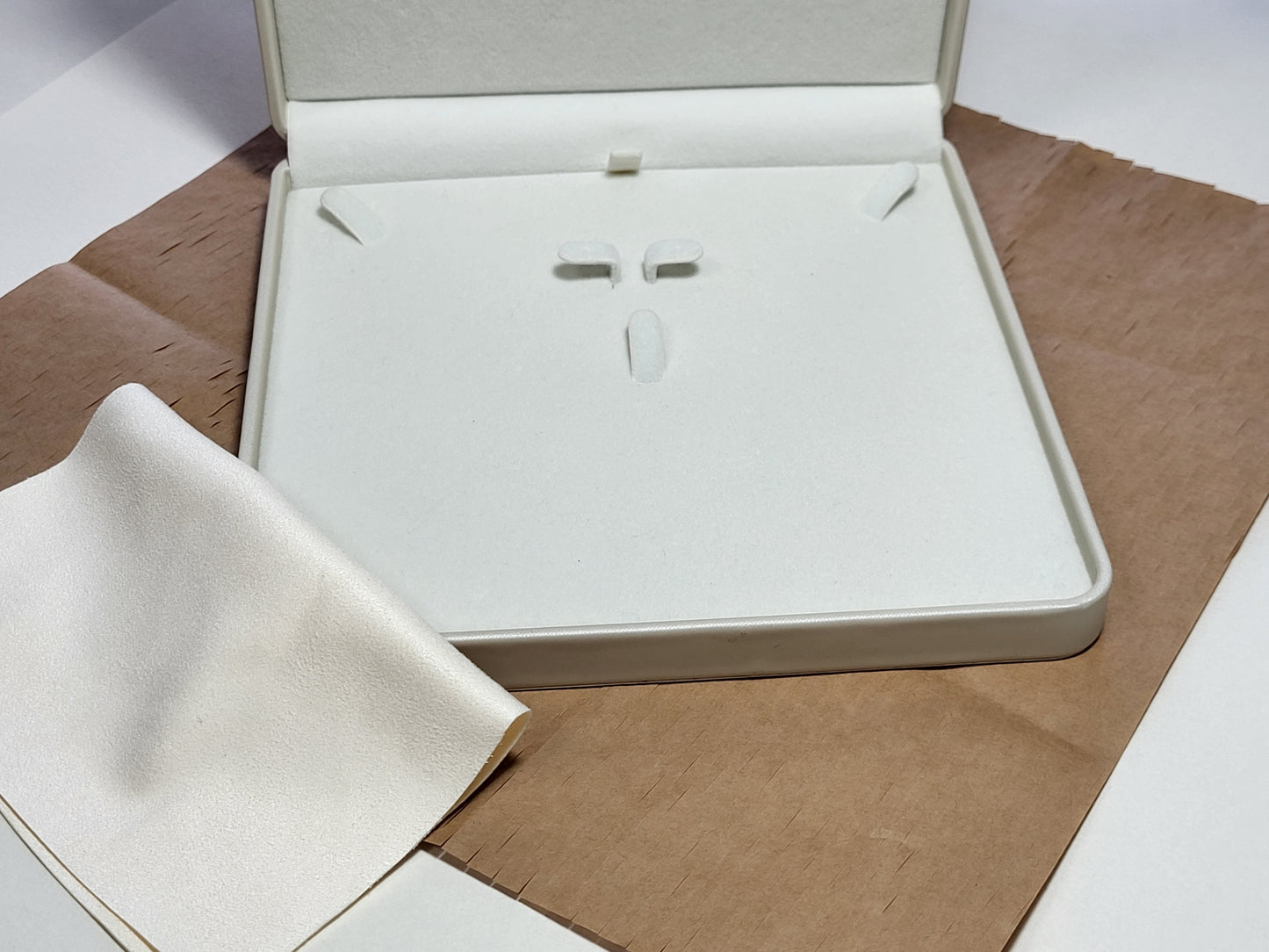 סט עגיל ותליון פנינה לבנה משובצת ים דרום