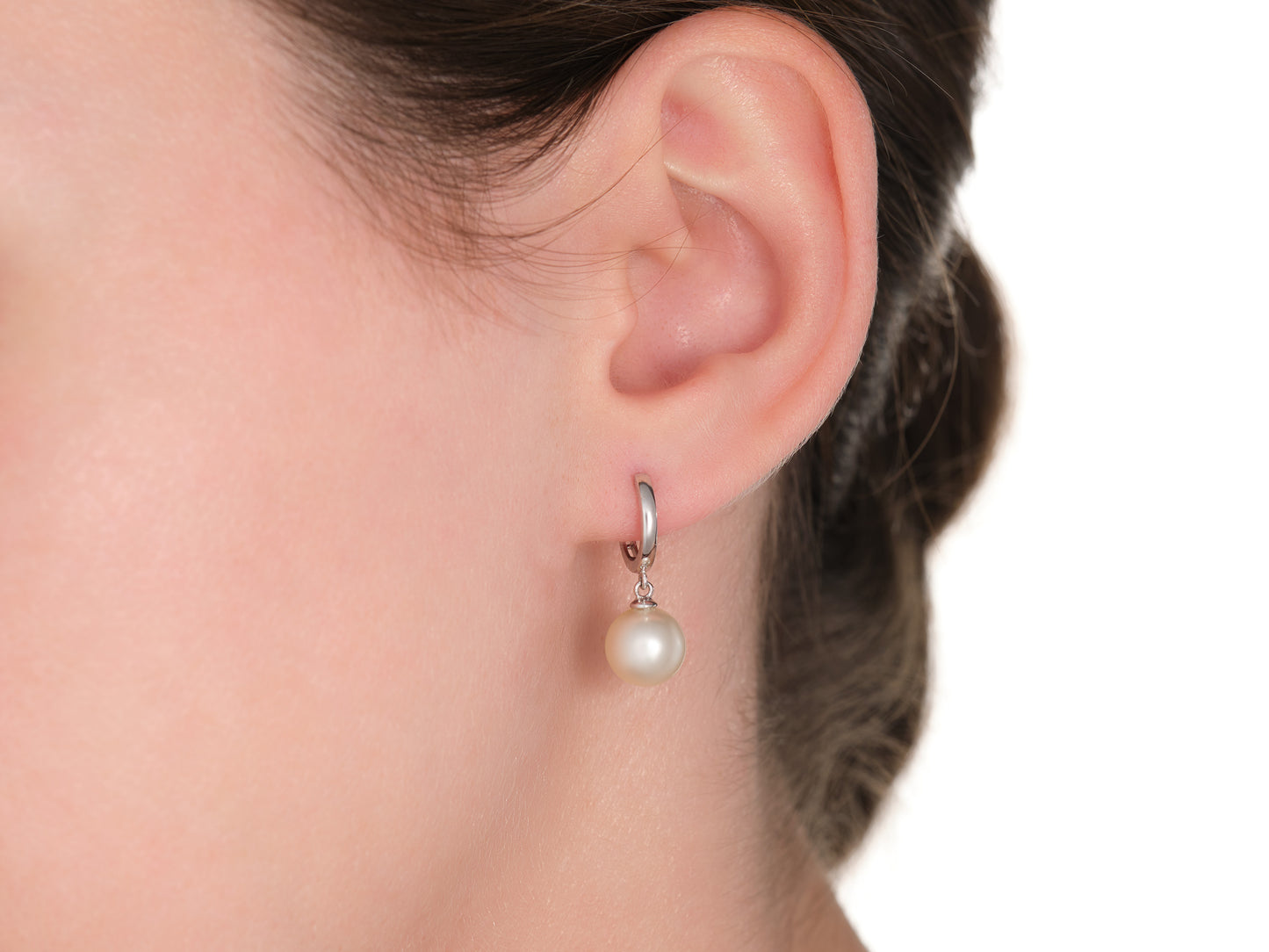 עגילי חישוק פנינה לבנה משובצים בצבע ים הדרומי 8 מ"מ