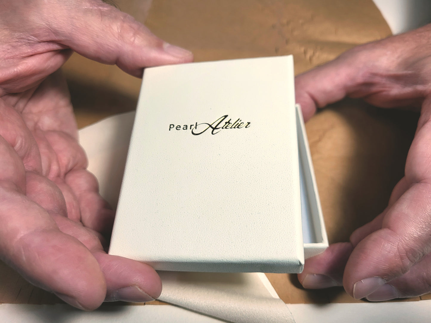 עגילי חישוק פנינה לבנה משובצים בצבע ים הדרומי 8 מ"מ